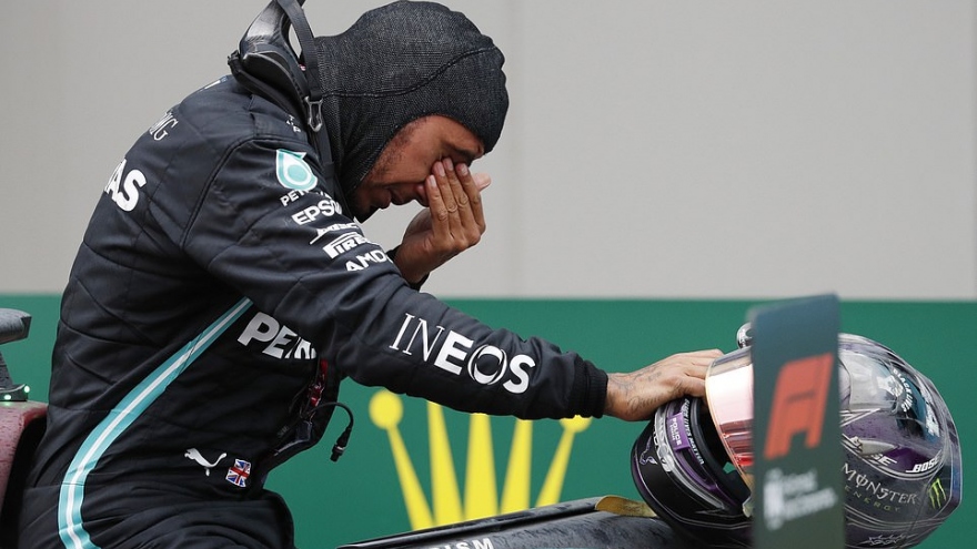 Hamilton bật khóc nức nở khi cân bằng kỷ lục vô địch F1 của Schumacher